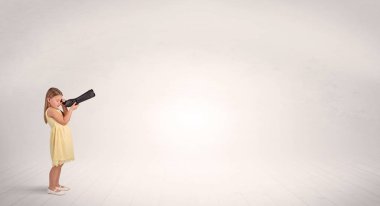 Spyglass boş bir alana bakarak sevimli küçük kız