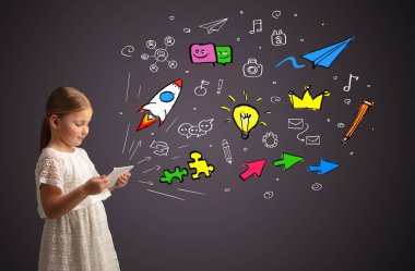 Kız holding tablet uygulamaları kavramı ile