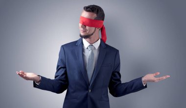 Kapalı göz işadamı bir duvarın önünde