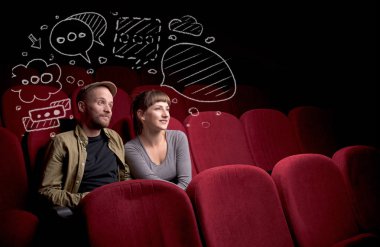 Sinemada film izleyen sevimli bir çift. 