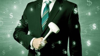 Businassman ayakta elinde aracıyla.