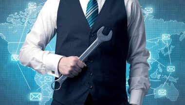 Yakışıklı businassman ayakta elinde aracıyla