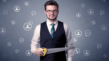Yakışıklı adam elindeki aracıyla ayakta