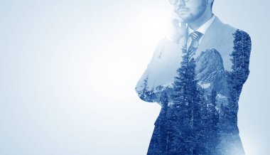 Dağ ile ayakta işadamı