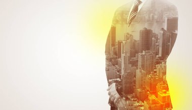 Sırtında siyah anahtar deliği ile ayakta adam