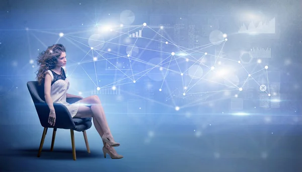 Жінка сидить з мережею і концепцією зв'язку — стокове фото