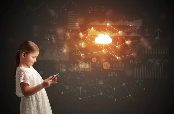 Девушка держит планшет с концепцией облачных технологий — стоковое фото
