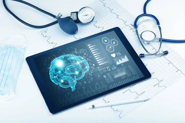 Diagnostica su tablet con concetto di funzionalità cerebrale — Foto Stock