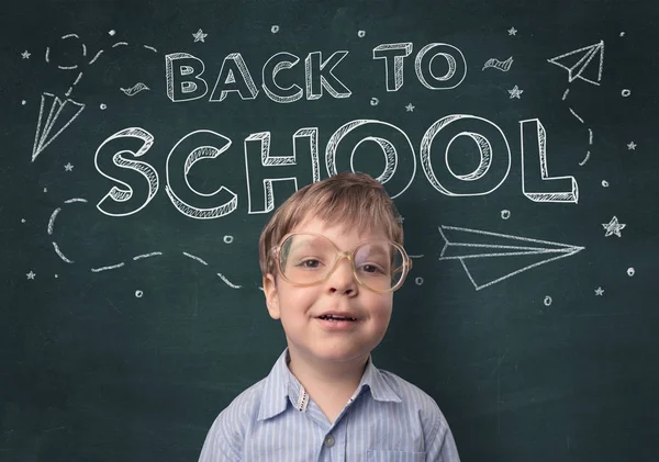 Netter Junge mit dem Rücken zum Schulkonzept — Stockfoto