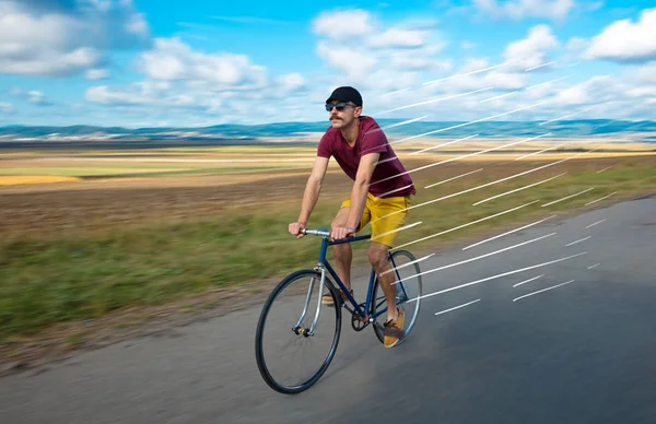 Příležitostné cyklista jedoucí na kole velmi rychle — Stock fotografie