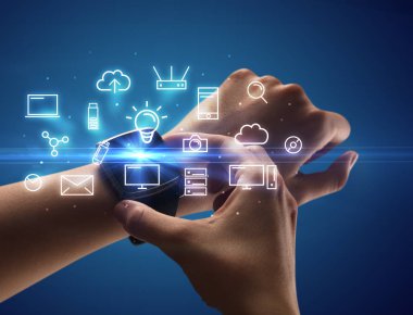 Smartwatch Multimedya sembolleri ile giyen el