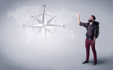 Sırt çantalı genç adam.