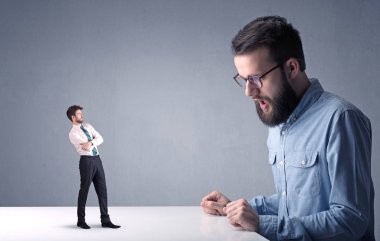 Genç işadamı minyatür işadamı ile mücadele