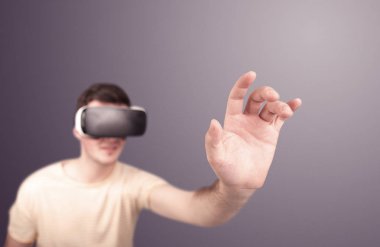 Adam sanal gerçeklik gözlüğü takıyor.