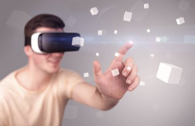 Adam sanal gerçeklik gözlüğü takıyor.