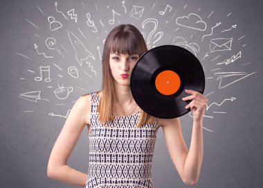 Vinil kaydı tutan kadın