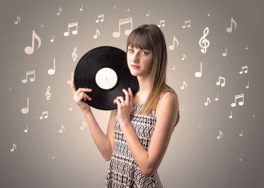 Vinil kaydı tutan kadın
