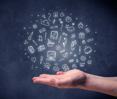 Karışık çizimler tutan el