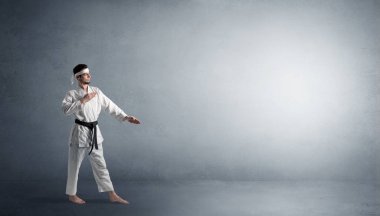 Boş bir alanda mücadele küçük karate adam