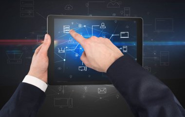 Tablet bulut office konseptiyle ilk kişi görünümü
