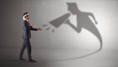 İşadamı otoriter gölgesini ile mücadele