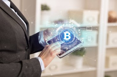 İş kadını ev ofis ruh bitcoin bağlantı ağ kavramı ile tablet kullanma