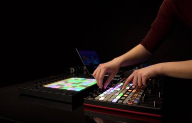 Karıştırma müzik MIDI denetleyicisi üzerindeki el