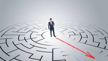 İşadamı labirent aracılığıyla gidiş