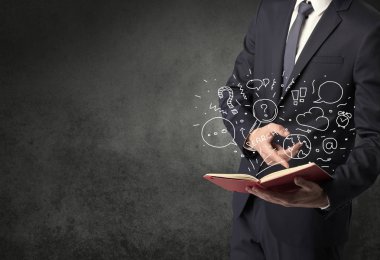 Elinde kitap tutan bir işadamı.