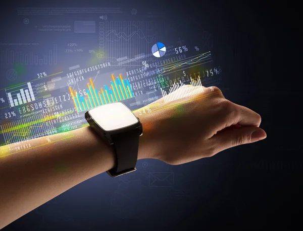 Närbild kvinnliga hand bär smartwatch — Stockfoto