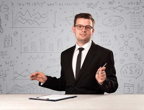 Geschäftsmann sitzt am Schreibtisch — Stockfoto