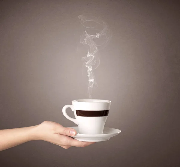 Mão feminina segurando xícara de café — Fotografia de Stock