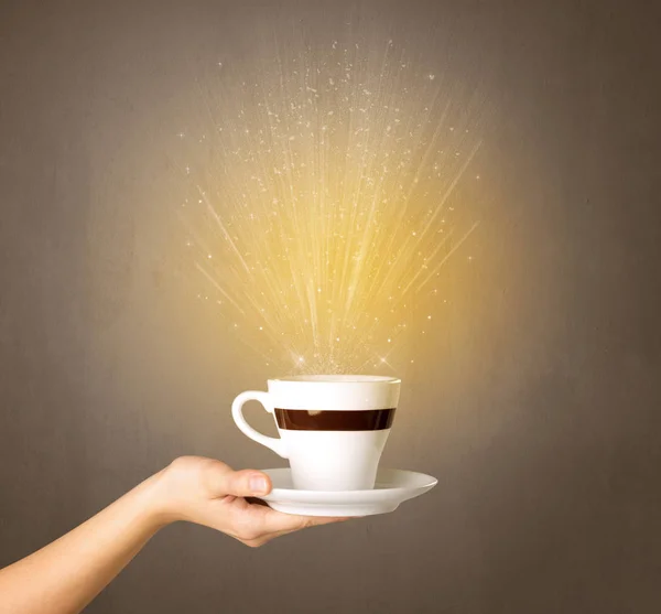 Mão feminina segurando xícara de café — Fotografia de Stock