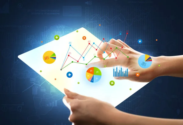 Hände berühren eine glasartige Tablette mit Diagrammen — Stockfoto