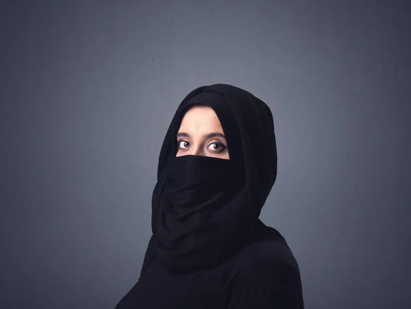 Muslimsk kvinna som bär niqab — Stockfoto