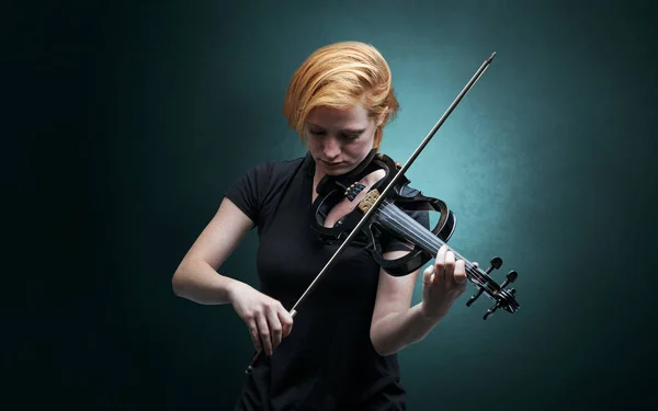 Violinista tocando el instrumento con empatía — Foto de Stock