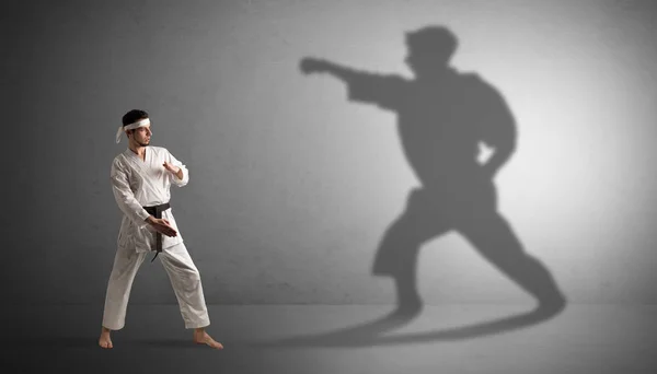 Karate-Mann konfrontiert sich mit seinem eigenen Schatten — Stockfoto