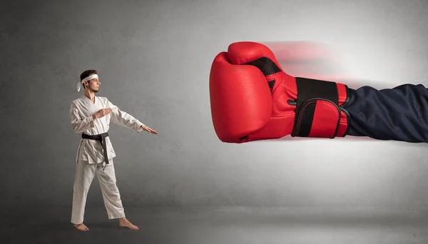 Pequeno homem lutando com grande luva de boxe vermelho — Fotografia de Stock