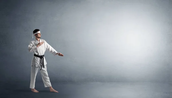 Pequeño karate luchando en un espacio vacío — Foto de Stock