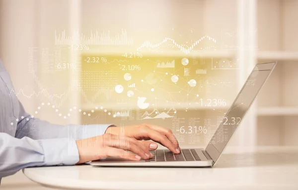 Affärskvinna som arbetar på laptop med finansiella rapport koncept — Stockfoto