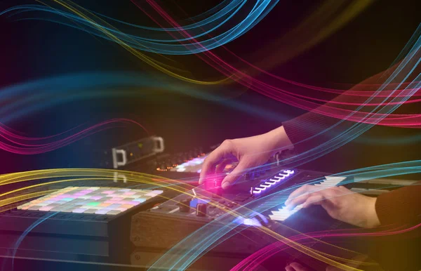 Mezcla de música a mano en el controlador midi con concepto de vibración colorida — Foto de Stock