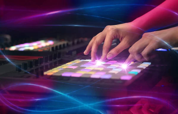 Hand blanda musik på MIDI-controller med våg vibe koncept — Stockfoto