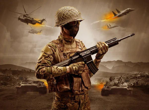 Soldado armado parado en medio de una guerra — Foto de Stock