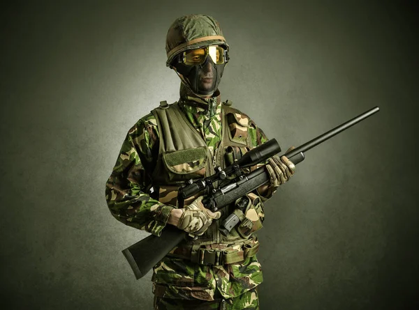 Soldatenagent in einem dunklen Raum mit Waffen — Stockfoto