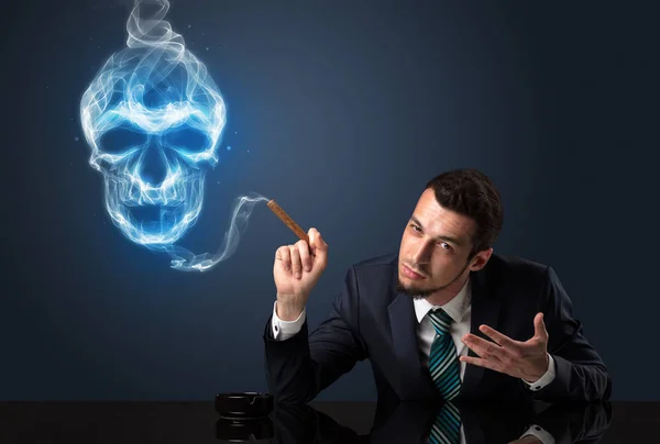 Concepto de fumador de hombre de negocios —  Fotos de Stock