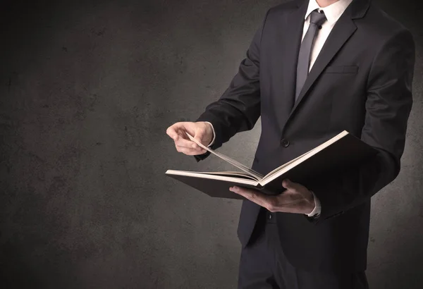 Hombre de negocios sosteniendo un libro. — Foto de Stock