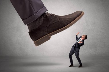 Çalışan büyük patron ayak korkuyor