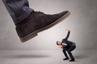 Küçük adam büyük bir güç tarafından ayaklar altına