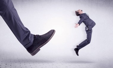 Genç bir işçi tarafından Koca ayak evden attı