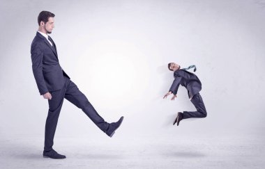 Büyük adam küçük kendisini kovuyor